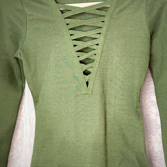 Elegant Green Long Sleeve Dress - Picture 2 of 3